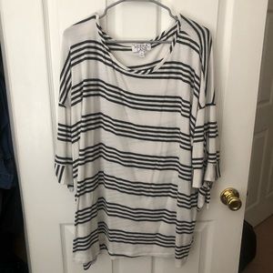 Meera Lane B&W stripe shirt size 3X, tied sleeves